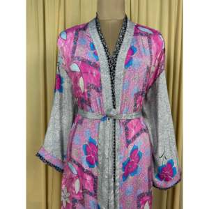 Kimono de Seda Reciclada para Mujer, Estilo Boho Chic Vintage, Vestido de Playa, Bata de Descanso para Resort, Traje de Baño Estilo Gitano - Product Image 2