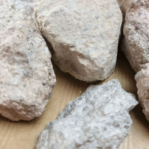 Polvo de Pirofilita a Granel Sirve como Amortiguador Térmico en la Extrusión, Reduciendo las Picaduras y Garantizando una Calidad Constante del Polímero Fundido. - Product Image 1