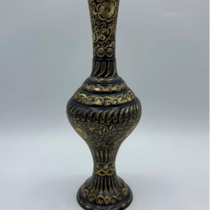 Vase en laiton gravé floral vintage 12 pouces Noir bruni Décoration Antique Ornementé en métal doré Vase à fleurs sur piédestal Cadeau pour la maison - Product Image 1