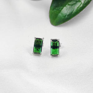 Boucles d'oreilles clous en quartz émeraude plaqué or en gros - Bijoux tendance en pierres précieuses - Product Image 3