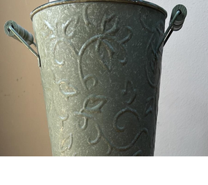 Florero decorativo de aluminio con patrones grabados a mano y diseño suave perfecto para centros de mesa de sala de estar u oficina - Product Image 3