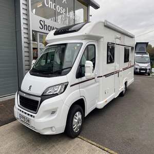 Explorez les routes avec notre camping-car motorisé à vendre : caravane de luxe 4x4 autopropulsée, intérieur spacieux pour 4 à 6 personnes - Product Image 1