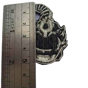 Broches brodées à la main en fil de soie doré et argenté - Broche de coléoptère ailé en fil de soie - Broderie 3D d'insectes de luxe - Product Image 1