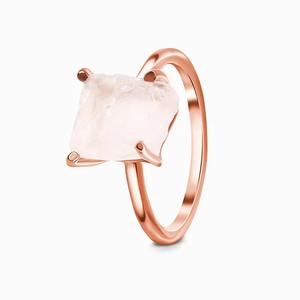 Bague en cristal de quartz rose brut faite à la main bijoux en pierre de guérison en pierres précieuses naturelles avec bagues fines en plaqué or rose - Product Image 1