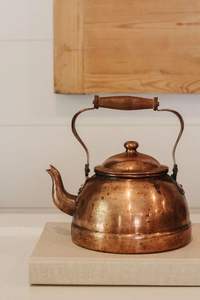 Tetera de cobre de inspiración vintage con acabado tradicional y mango resistente al calor para la preparación clásica del té - Product Image 6