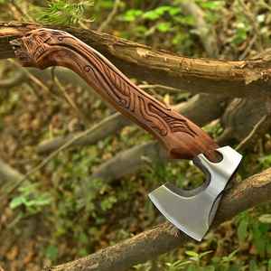 Hache viking haut de gamme en acier à haute teneur en carbone forgé à la main avec gravure artisanale, pour l'extérieur, avec étui en cuir fin - Product Image 1