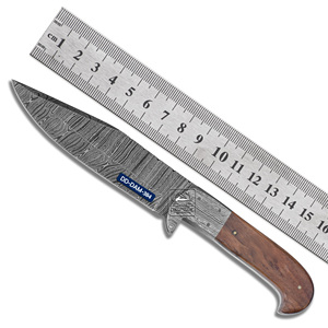 Cuchillo de Caza Personalizable Hecho a Mano DD-DAM-384, Hoja de Acero de Damasco con Punta de Clip, Grosor de 4 mm, Mango de Madera de Nogal Exótico con Grabado - Product Image 1