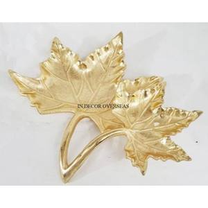 Bol de service et décoratif en aluminium moulé plaqué or à 3 compartiments avec fleurs Designer pour les tables de mariage et de fête de villa - Product Image 2