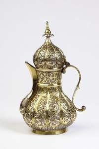 Aftaba arabe en laiton la plus vendue avec une belle cafetière arabe en laiton fini en relief fabriquée en Inde - Product Image 3