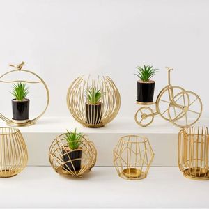 Maceta decorativa de metal hecha a mano con acabado rústico único para flores de temporada, vegetación en interiores y exteriores para uso en el jardín del hogar - Product Image 1