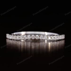 Anillo de Media Eternidad con Diamante Cultivado en Laboratorio de 1.75mm, Corte Curvo Antiguo, Plata de Ley Chapada en Oro, Engaste de Puntas, Unisex, Certificado IGI - Product Image 6