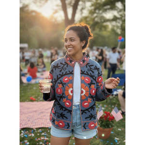 Veste à col montant Samarkand Bloom brodée à la main, motif floral Suzani en coton bleu ardoise et corail, taille XL, pour le printemps - Product Image 6