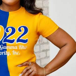 La Mitad de oro azul 1922 Chenille Tee Sigma Gamma Rho Sorority Apparel bordado letras griegas Classic Sorority T Shirt - Product Image 4