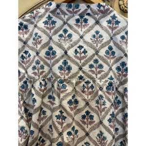 Blusa Gillian Estampada a Mano, Floral, de Popelina de Algodón, Estilo Casual de Lujo, con Decoración de Botones, Disponible en Tallas Larga, Corta y XL, para Oficina - Product Image 5