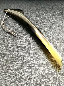 Lève-chaussures artisanal à deux tons, poignées élégantes et polies, design ergonomique durable, parfait pour la manipulation de chaussures à usages multiples - Product Image 5