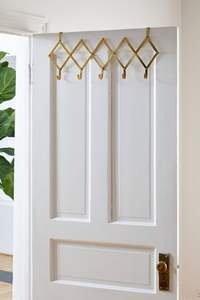 Porte-objets élégant en fer avec crochets courbes lisses, conçu pour suspendre des couronnes et des accessoires décoratifs - Product Image 3