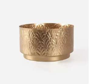 Fabricante y exportador de macetas hechas a mano de nuevo diseño, macetas de Metal en relieve de latón decorativas para el hogar - Product Image 1