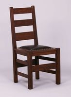 Chaise en bois luxueuse d'inspiration vintage avec une construction durable et un fini antique pour une utilisation classique à la maison