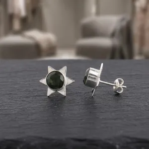 Pendientes de plata de ley 925 con turmalina verde, hechos a mano por un diseñador, para mujeres y niñas, ideales para fiestas. - Product Image 3