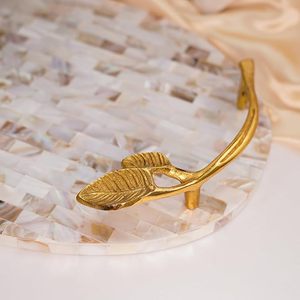 Plateau en nacre à faible coût avec poignée en métal Superbe plateau décoratif parfait pour servir des cadeaux alimentaires et décoratifs - Product Image 4