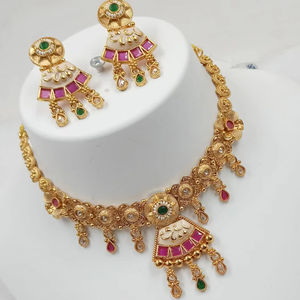 ENSEMBLE DE BIJOUX INDIENS TRADITIONNELS ET À LA MODE EN CUIVRE ENSEMBLE DE BIJOUX DE MARIAGE POUR FEMMES BOUCLES D'OREILLES ET COLLIER - Product Image 1