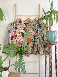 Chaqueta Bomber de terciopelo floral bohemio de lujo Diseño en capas elegante y peculiar para el verano Elegante Beige brillante-Regalo acogedor para amantes de la primavera - Product Image 4