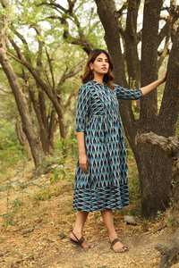 Robe bohème Indrani en pur coton tissé à la main, style Ikat, décontractée, occasionnelle, vacances, été, bleu et blanc - Product Image 4