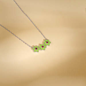 Collier triple fleur pour enfants en argent pour les jeunes fashionistas - Product Image 6