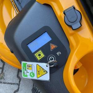 Tondeuse à gazon diesel JOHNN DEERRE X758 2025, transmission hydrostatique, direction assistée, plateau de coupe de 60 pouces, transmission intégrale - Product Image 3