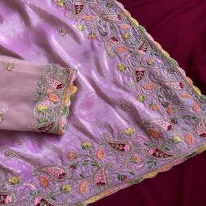 ผ้าซารีเนื้อละเอียด VASTRA COTTAGE พร้อมงานปักลายดอกไม้ทั่วผืน ขอบลูกไม้หลากสี และเสื้อคลุมผ้าตาข่ายงานดีไซเนอร์ - Product Image 4