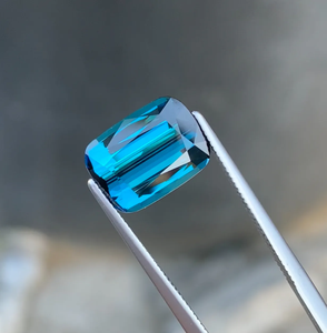 Corindón Natural Azul Neón de 5.15 CT, Corte Excelente Tipo Cojín, con Juego de Color y Fuego, Octogonal, Certificado por Abbott Minerals - Product Image 2