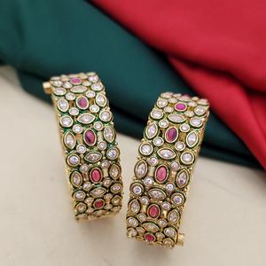 Elegante acabado dorado de moda con aspecto de piedras Dos juegos de brazaletes Brazaletes abiertos con estilo para mujeres para uso de boda - Product Image 1