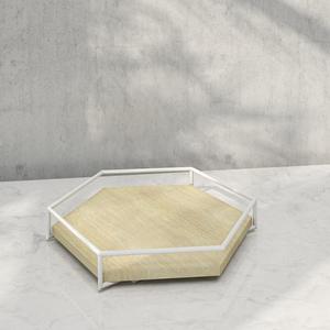 Bandeja de madera con forma hexagonal de latón AK en color madera de fresno con marco de metal a precio mayorista para decoración de hoteles y restaurantes - Product Image 1