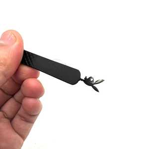 Pinzas Profesionales Rectas con Dije de Bad Bunny, Acabado Negro Mate, Personalizables, de Acero Inoxidable, Instrumentos de Belleza Profesionales - Product Image 3