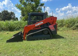 Minicargadora de orugas Kubota SVL75-3 con motor diésel, color rojo, alta potencia de excavación, tipo oruga - Product Image 3