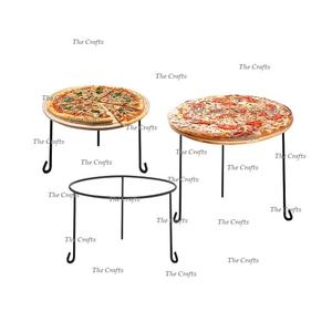 Juego de Dos Soportes para Servir Pizza de Hierro Hechos a Mano en Color Negro con Mango de Madera, Tamaño y Forma Personalizables - Marca The Crafts - Product Image 4