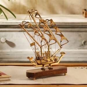 เรือใบทองเหลืองสีน้ำตาลและสีทองรูปปั้นทางทะเลทำจากโลหะทนทาน - Product Image 1