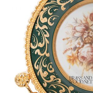 Assiette décorative vintage avec accents dorés, pièce d'exposition florale classique pour une décoration intérieure élégante - Product Image 4