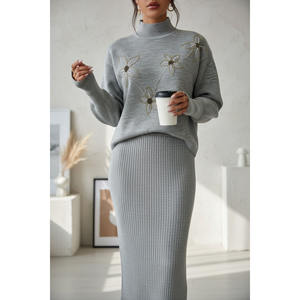 Ensemble deux pièces pour femme : robe maxi en tricot côtelé noir et pull oversize en tricot orné de pierres - Product Image 4