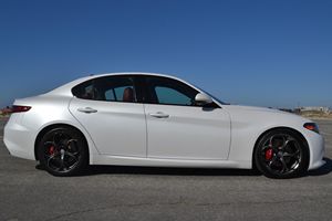 Alfa Romeo Giulia Ti Sport 2018, 280 hp, Motor Turbo de 4 Cilindros, Tracción Trasera, Sedán Automático - Product Image 3