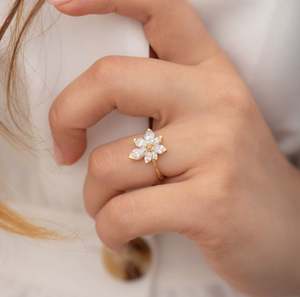 แหวนเพชรเพียร์ทรงดอกไม้ ดีไซน์หรูหรา ทองคำ 14K ประดับเพชรเพาะเลี้ยง IGI แท้ ของขวัญวันครบรอบสำหรับเธอ - Product Image 5