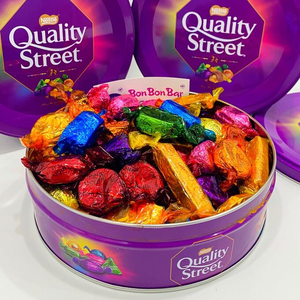 Selección de cremas de frutas Quality Street: Delicia de fresa, Crema de naranja, Naranja Crujiente, Éclair de coco, 900g, Lata surtida, Venta al por mayor - Product Image 1
