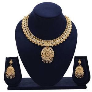 Venta al por mayor de moda 14K 18K 24K chapado en oro diseño de flores joyería tradicional collar y pendientes conjuntos de latón - Product Image 1