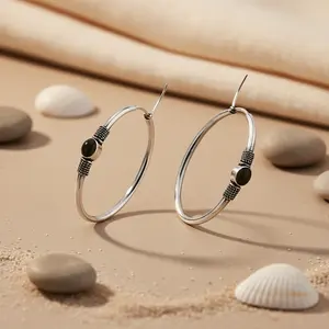 Boucles d'oreilles créoles argentées pour femmes, à porter au quotidien, avec pierre noire, design tendance - Product Image 1