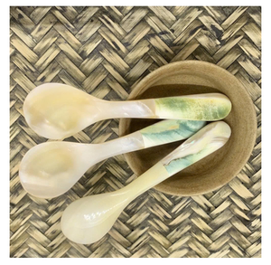 ช้อนแม่มุกพรีเมี่ยมออกแบบมาสำหรับคาเวียร์เสิร์ฟพร้อมตัวเลือกขนาดที่กำหนดเอง - Product Image 1