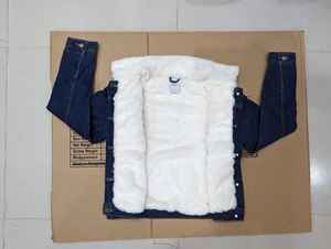 Veste en jean à col en fausse fourrure bleu moyen Sherpa fantaisie pour filles au Bangladesh Lot de vêtements prêts à l'emploi en stock - Product Image 4