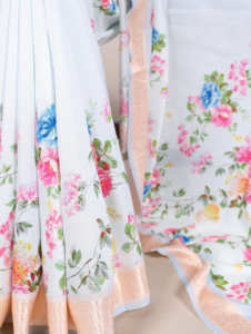 Saree de seda Tasar estampado de colección exclusiva con borde de viscosa y blusa sin costuras coordinada - Product Image 2