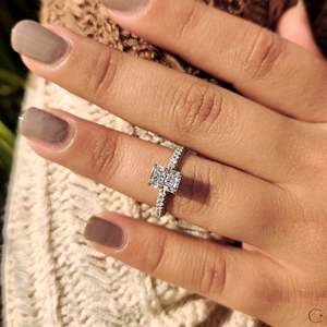 Bague halo avec diamant taille radiant pour un style élégant - Product Image 1