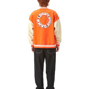 Custom Varsity Bomber Jacket OEM Fabricante Retro Look Forro suave Escuela o Club Wear Disponible en todos los tamaños - Product Image 2