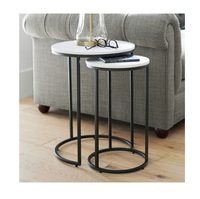 Ensemble de tables gigognes en métal doré de luxe, plateau texturé, base incurvée élégante, table basse moderne, touche haut de gamme, maison contemporaine